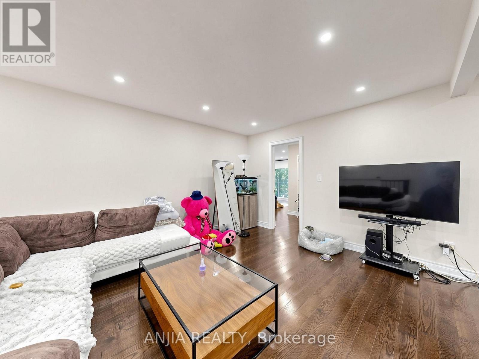 8 APPLEFIELD DRIVE - 15