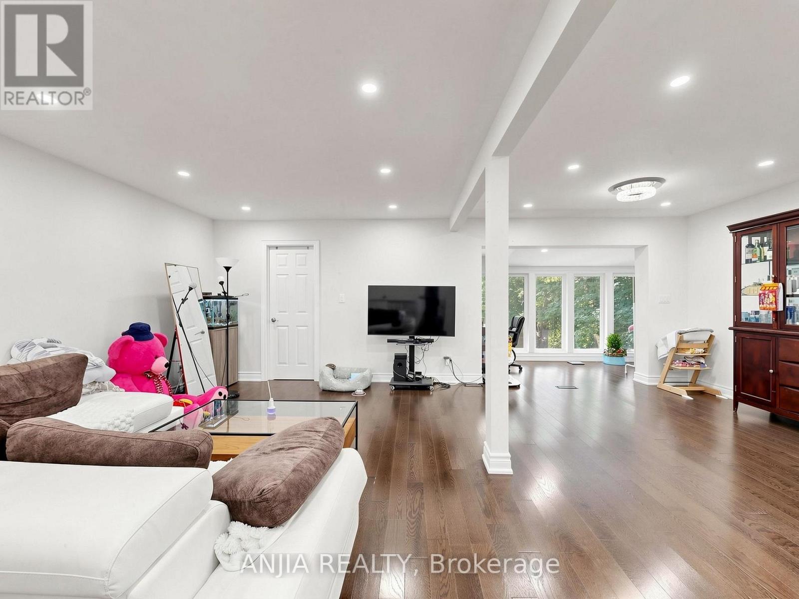 8 APPLEFIELD DRIVE - 14