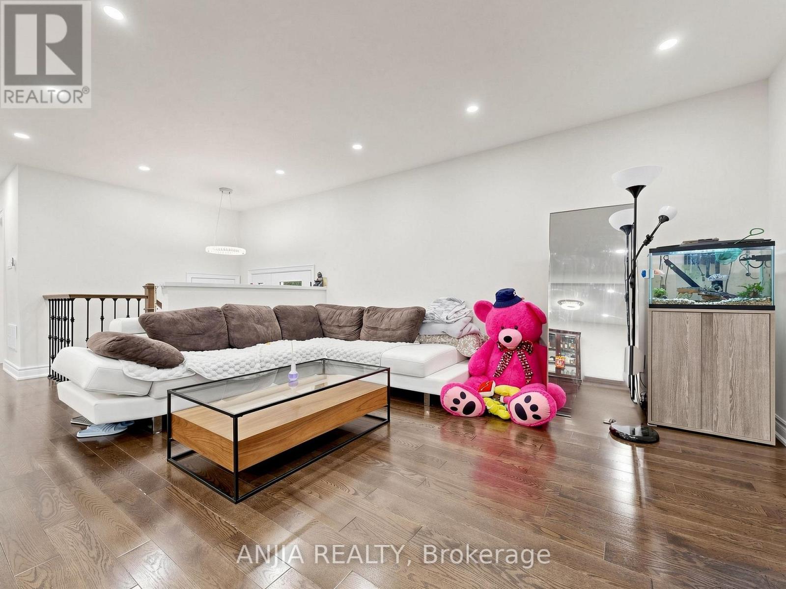 8 APPLEFIELD DRIVE - 13