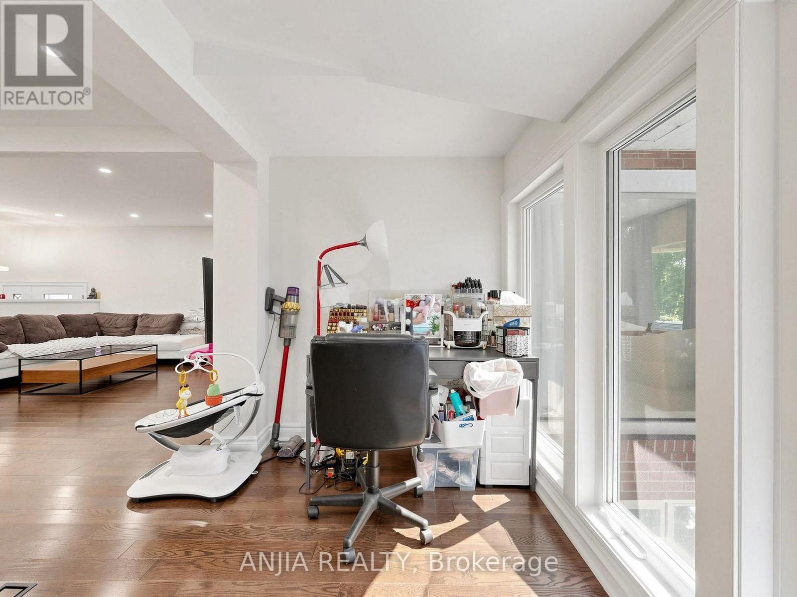 8 APPLEFIELD DRIVE - 21