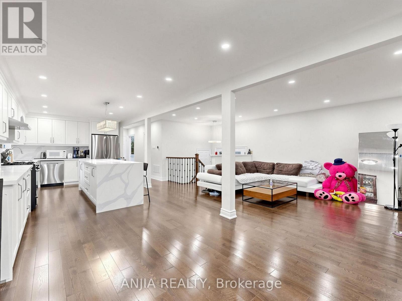 8 APPLEFIELD DRIVE - 18