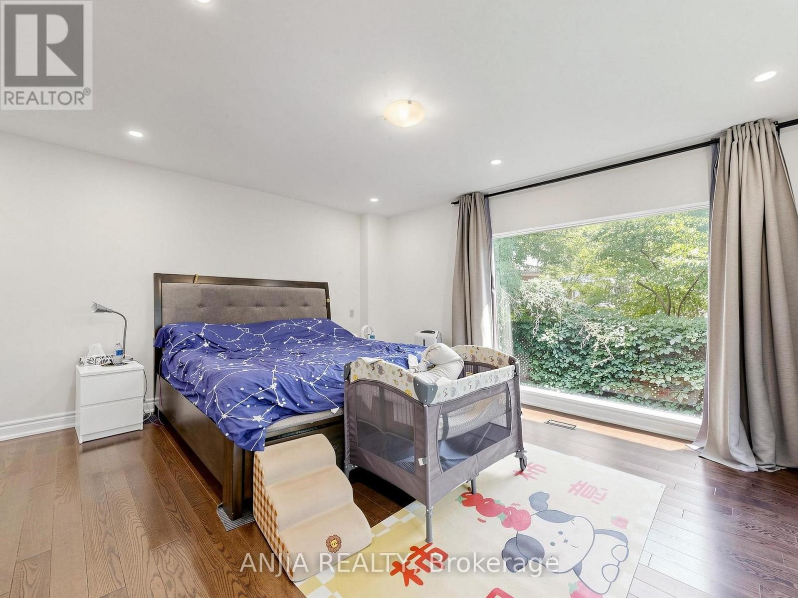 8 APPLEFIELD DRIVE - 23