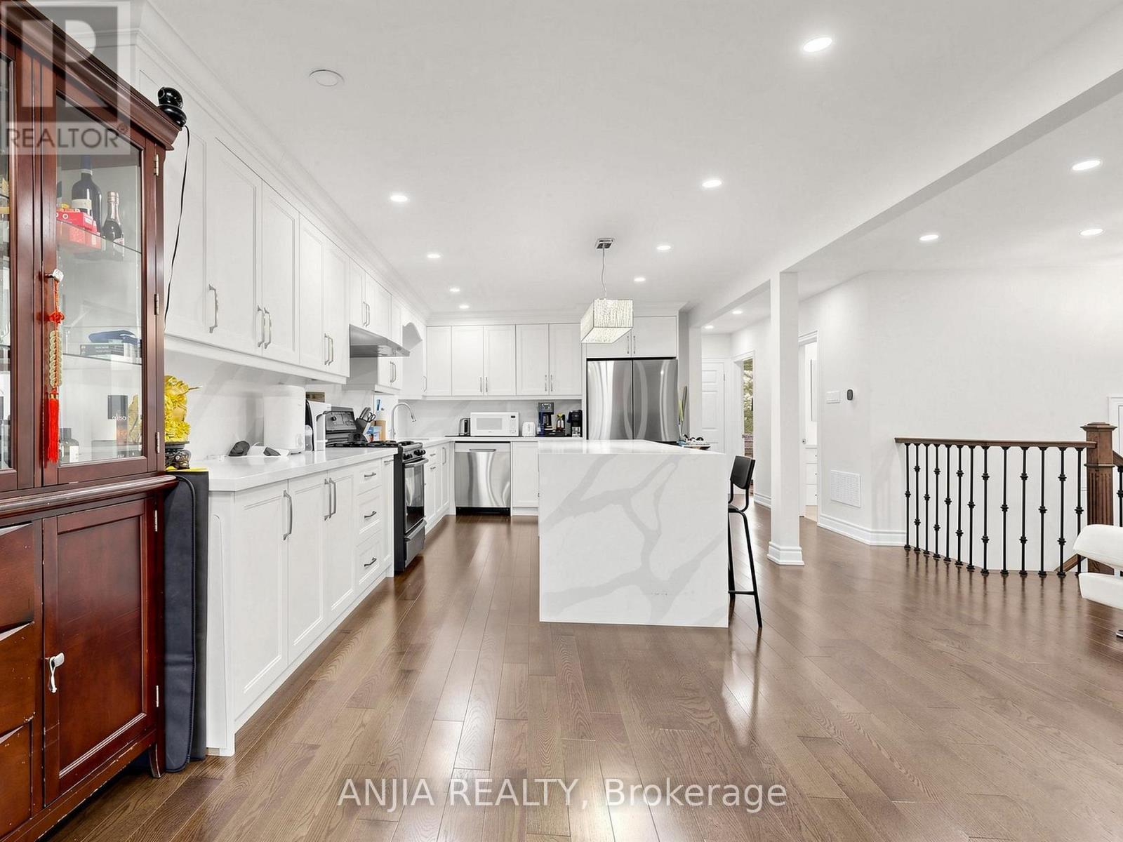 8 APPLEFIELD DRIVE - 17