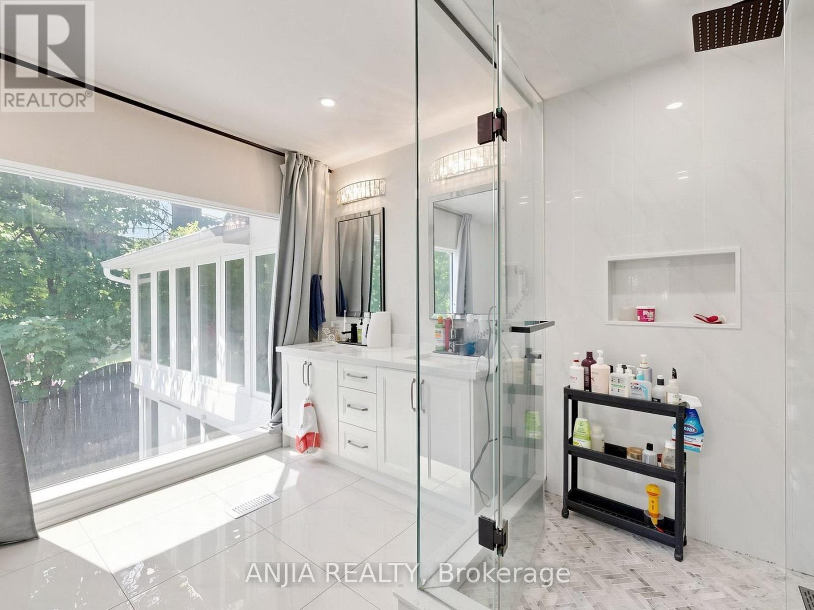 8 APPLEFIELD DRIVE - 26