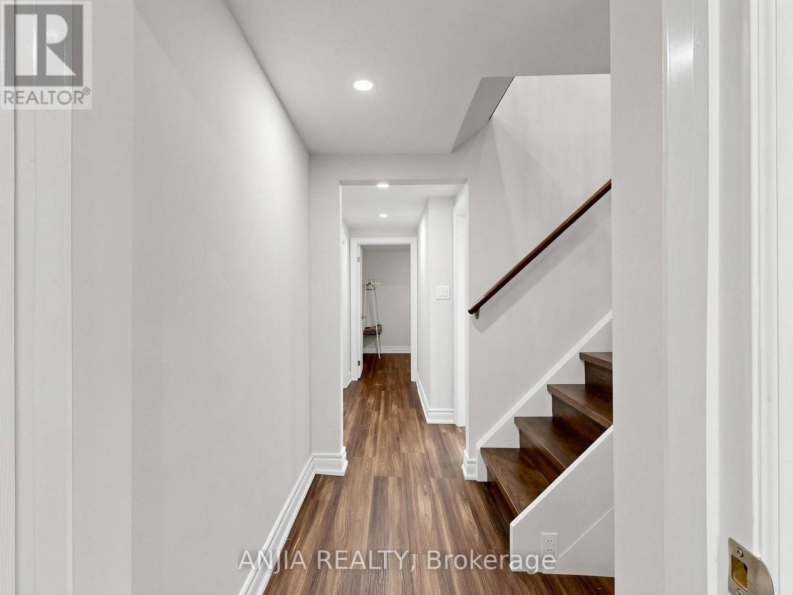 8 APPLEFIELD DRIVE - 35