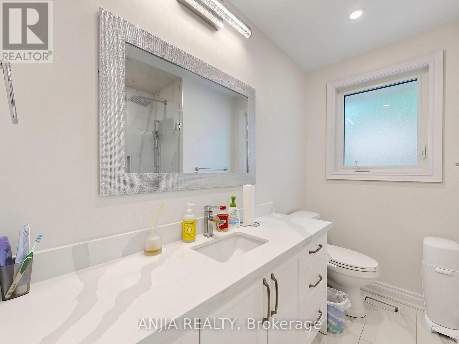 8 APPLEFIELD DRIVE - 33