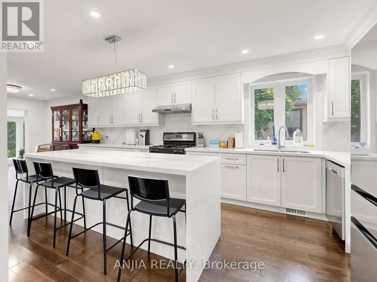 8 APPLEFIELD DRIVE - 4
