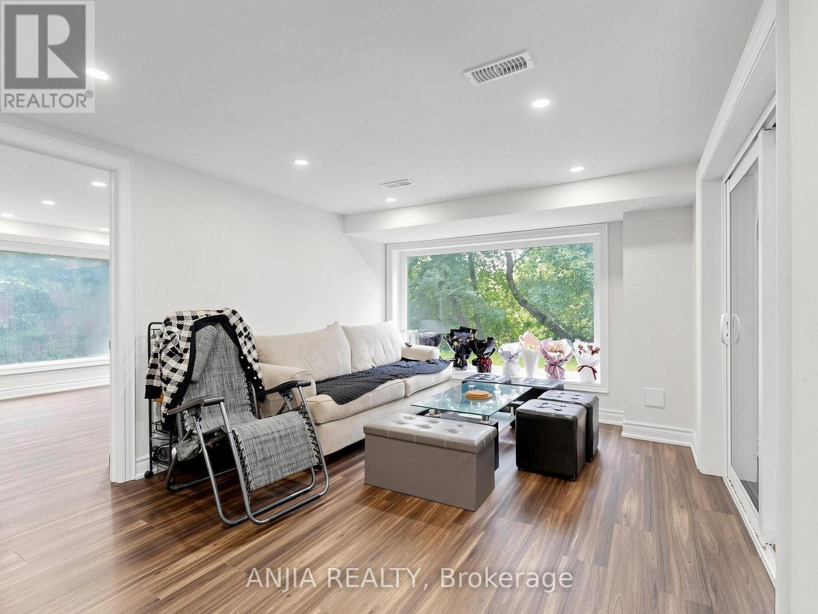 8 APPLEFIELD DRIVE - 36