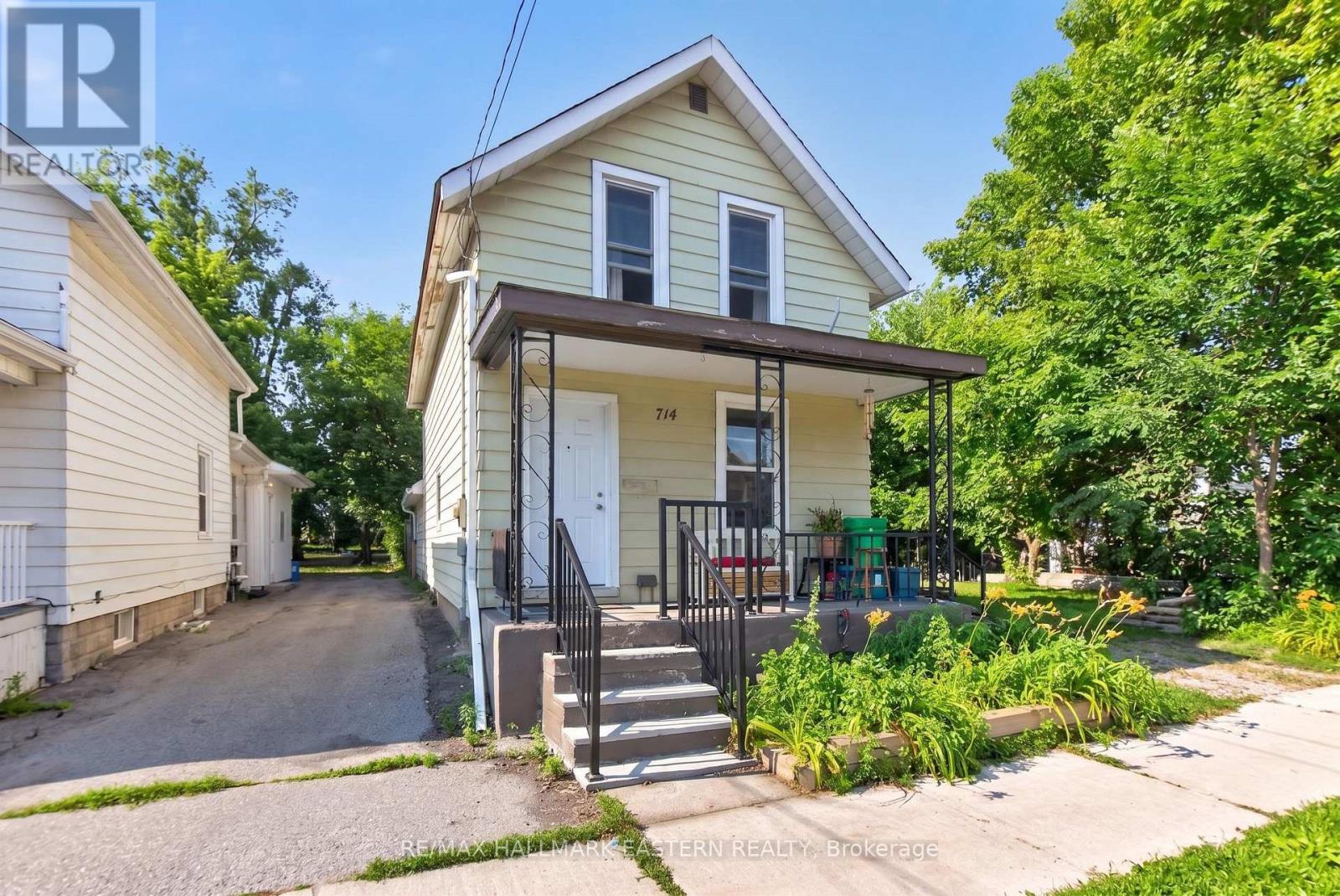 714 CHAMBERLAIN STREET - 1