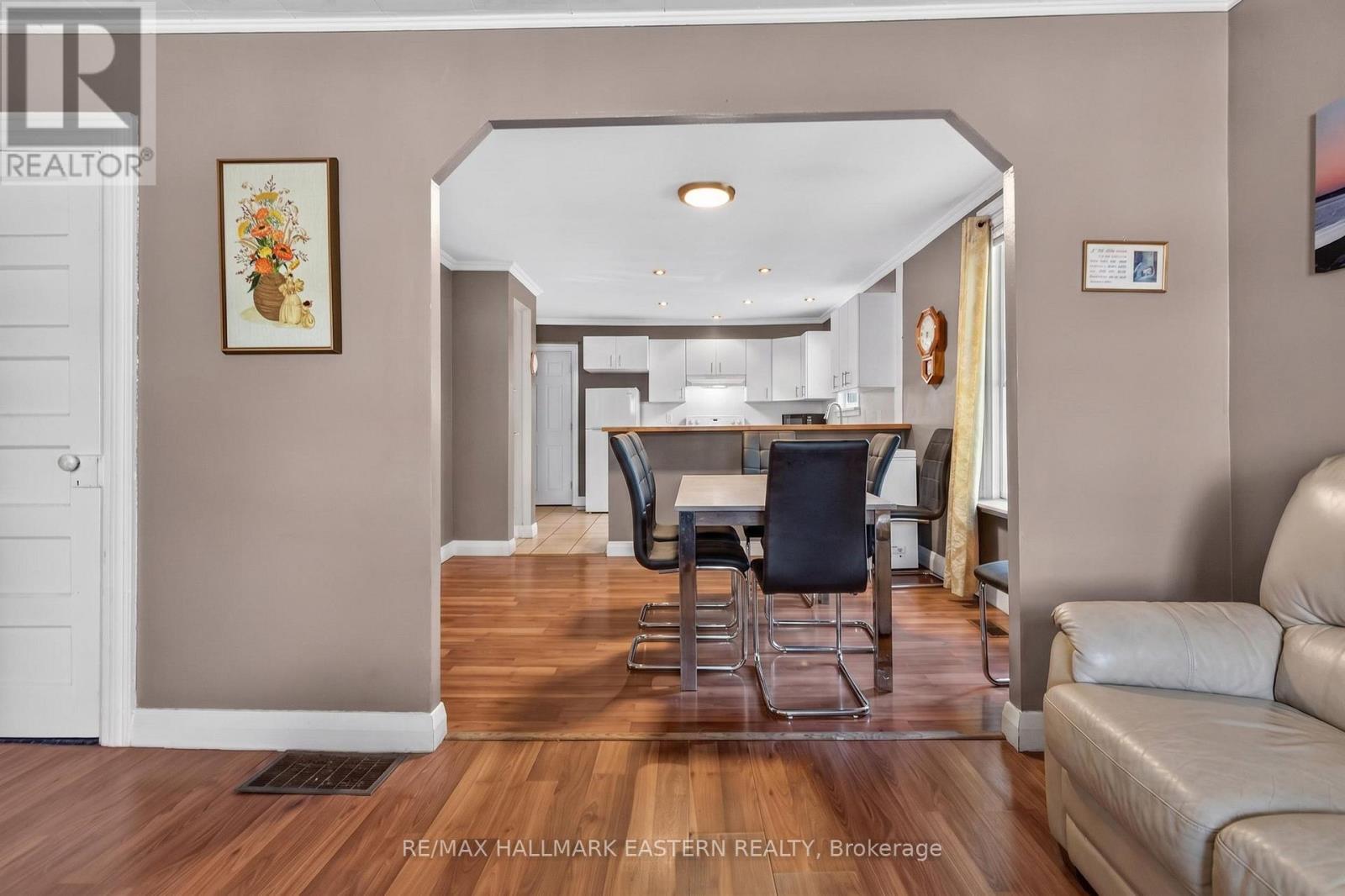 714 CHAMBERLAIN STREET - 13