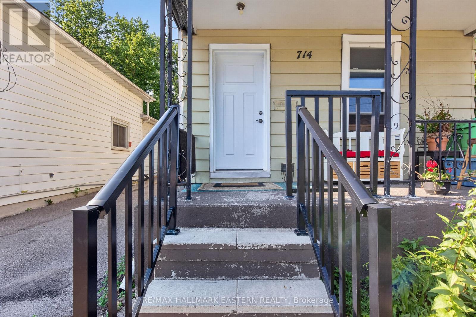 714 CHAMBERLAIN STREET - 5