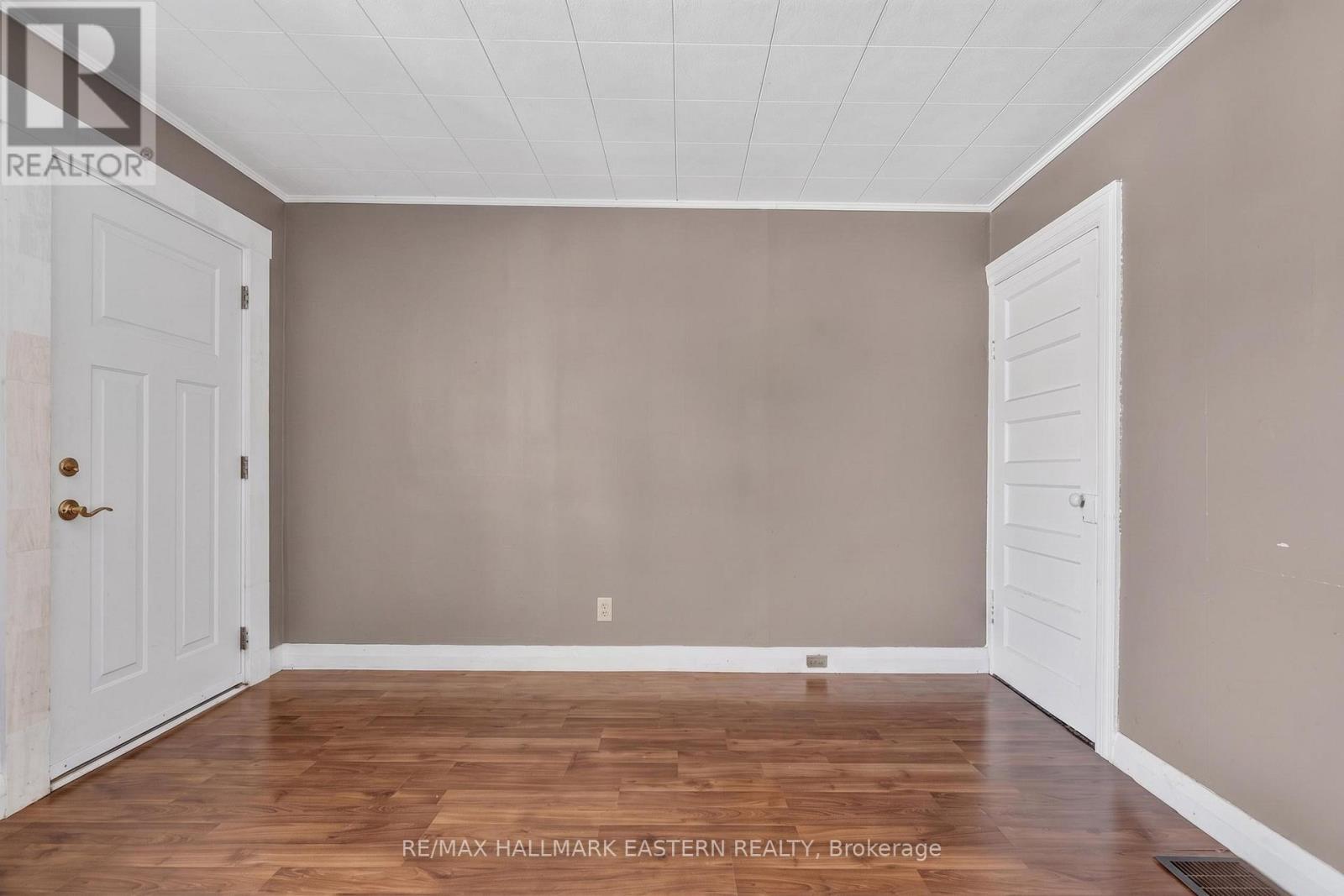 714 CHAMBERLAIN STREET - 7