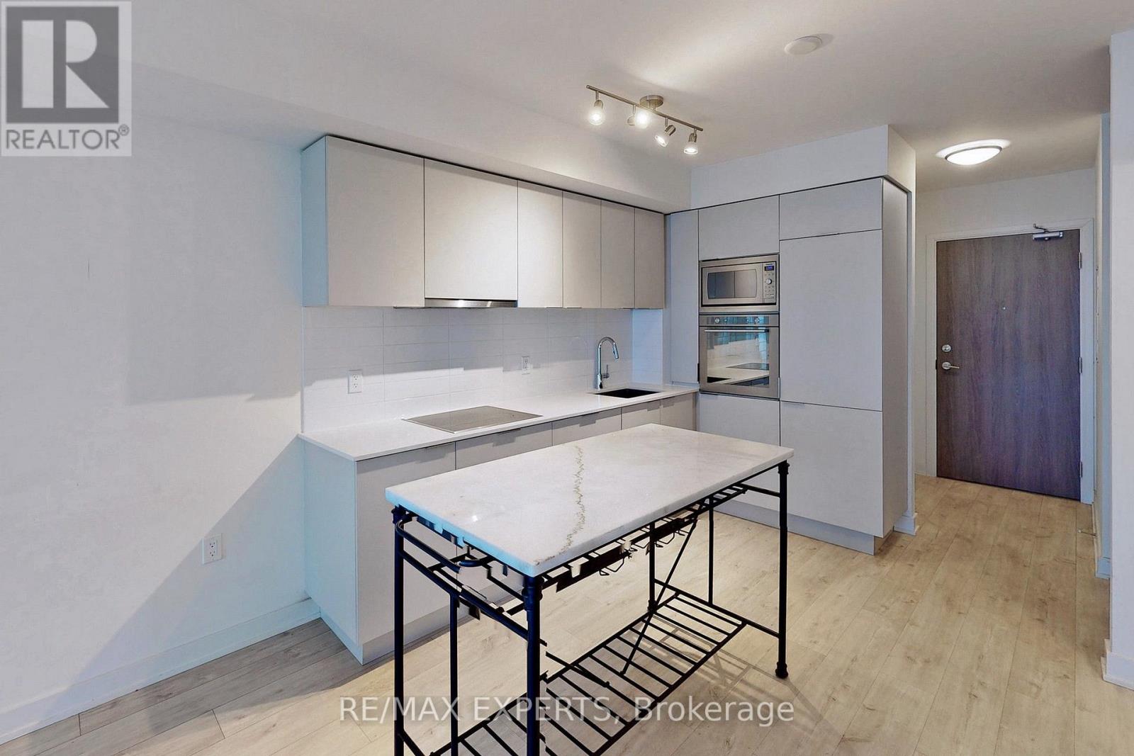 #1114 27 BATHURST STREET - 14