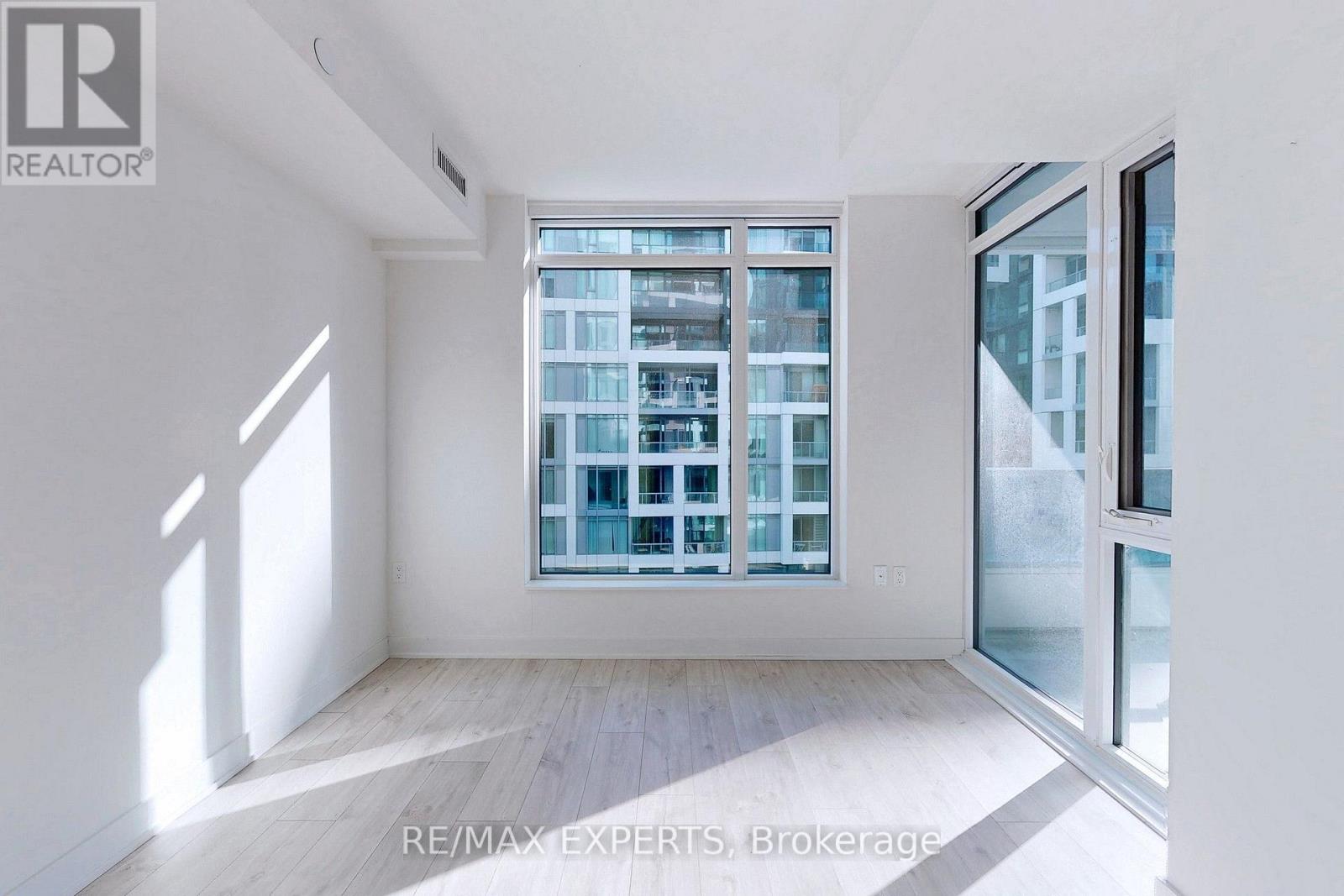 #1114 27 BATHURST STREET - 16
