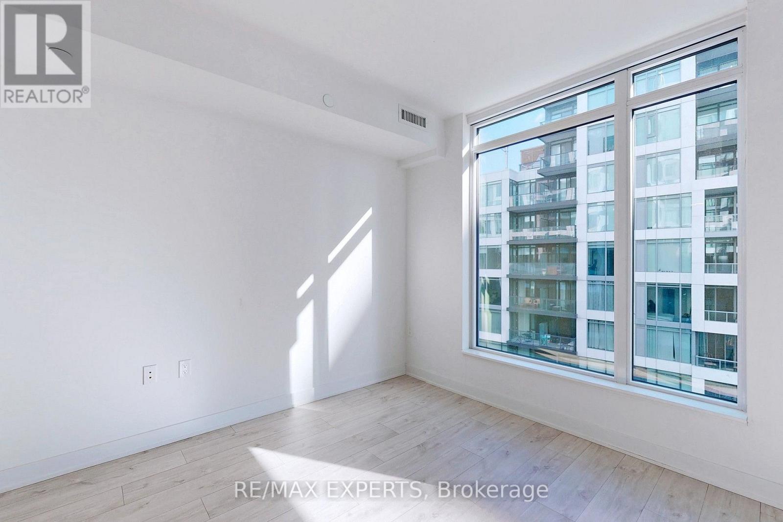 #1114 27 BATHURST STREET - 17