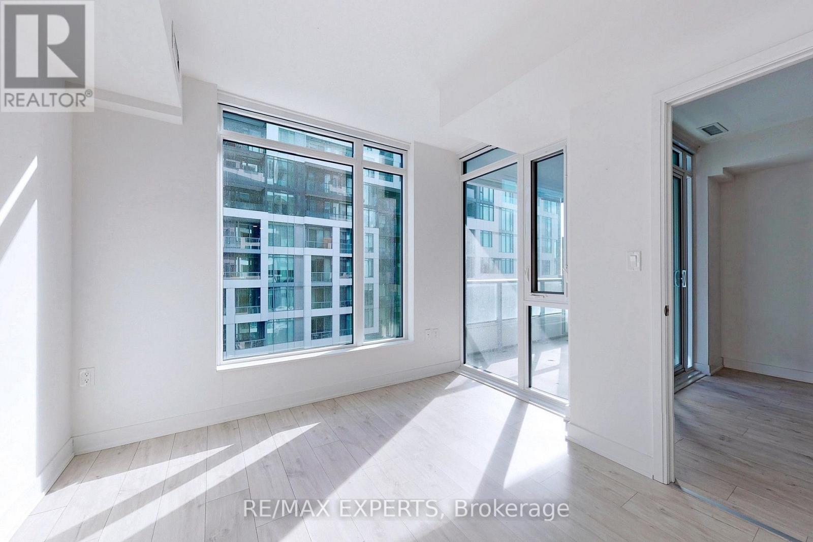 #1114 27 BATHURST STREET - 18