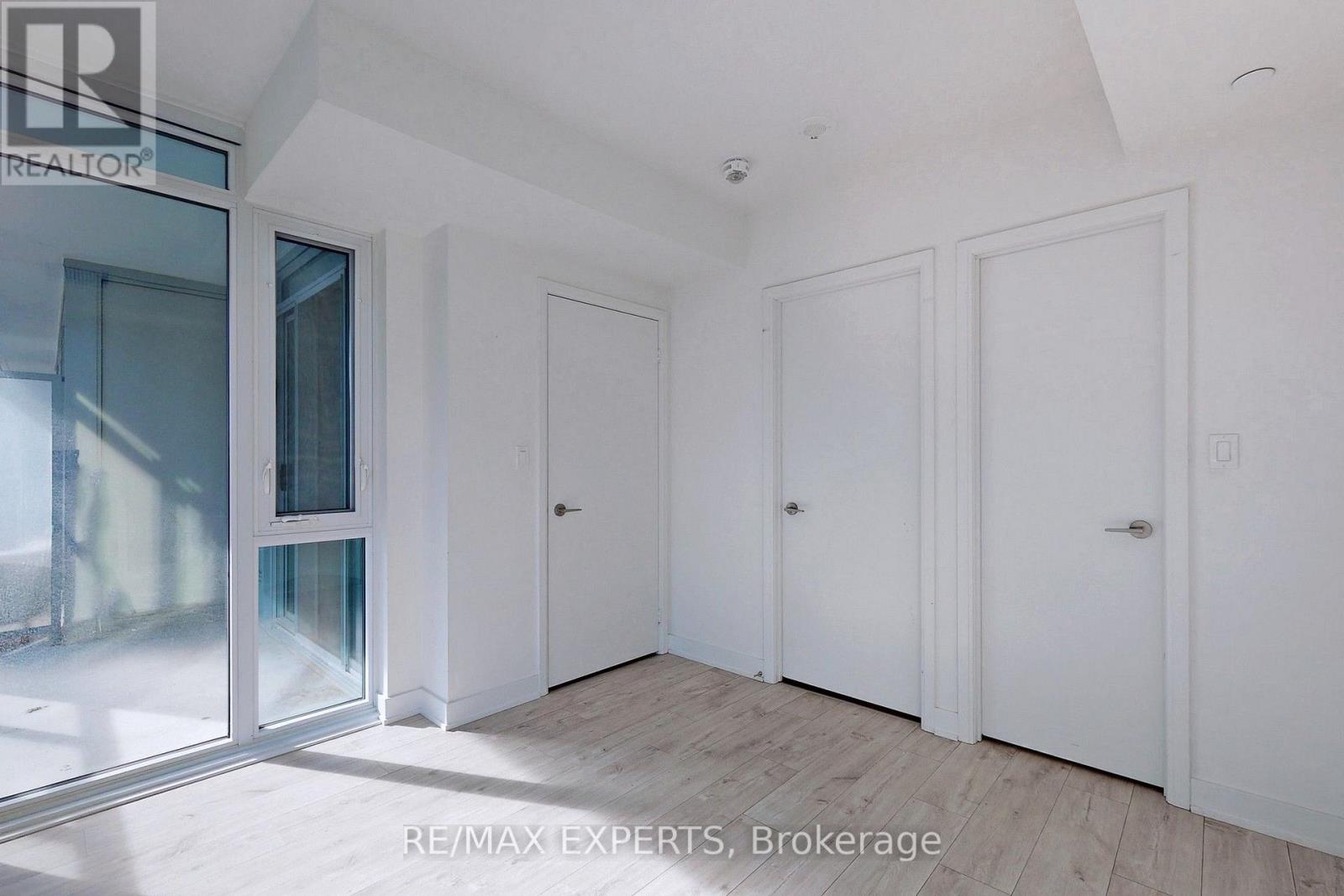 #1114 27 BATHURST STREET - 19