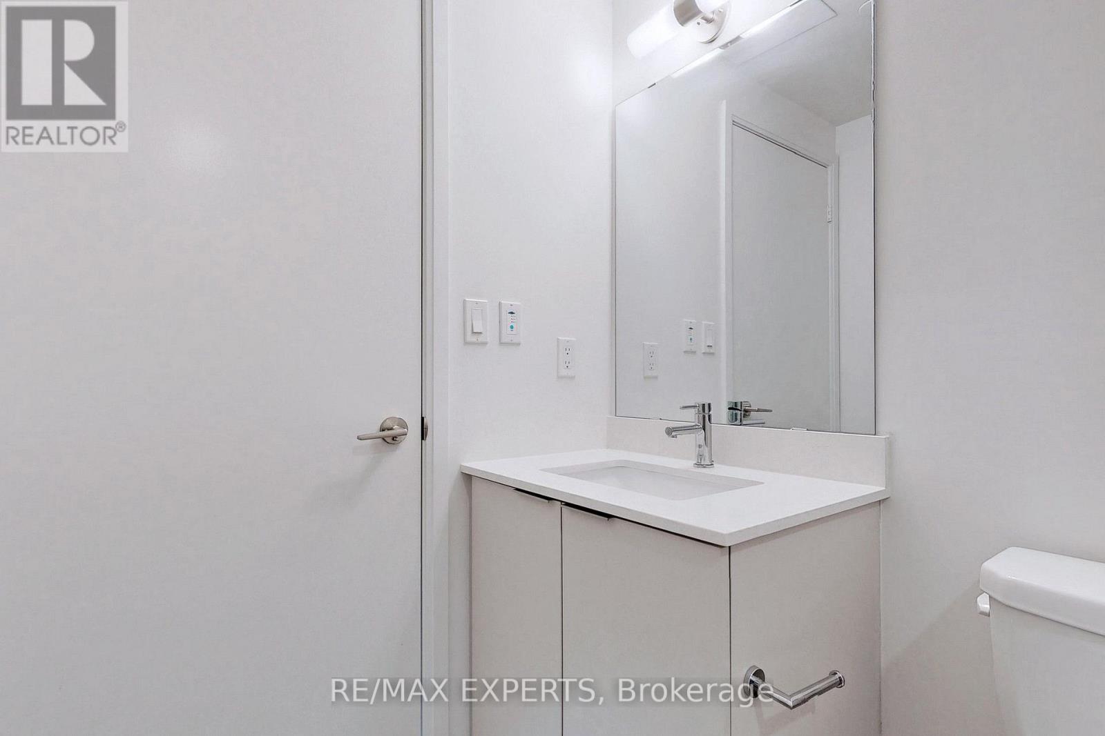 #1114 27 BATHURST STREET - 23