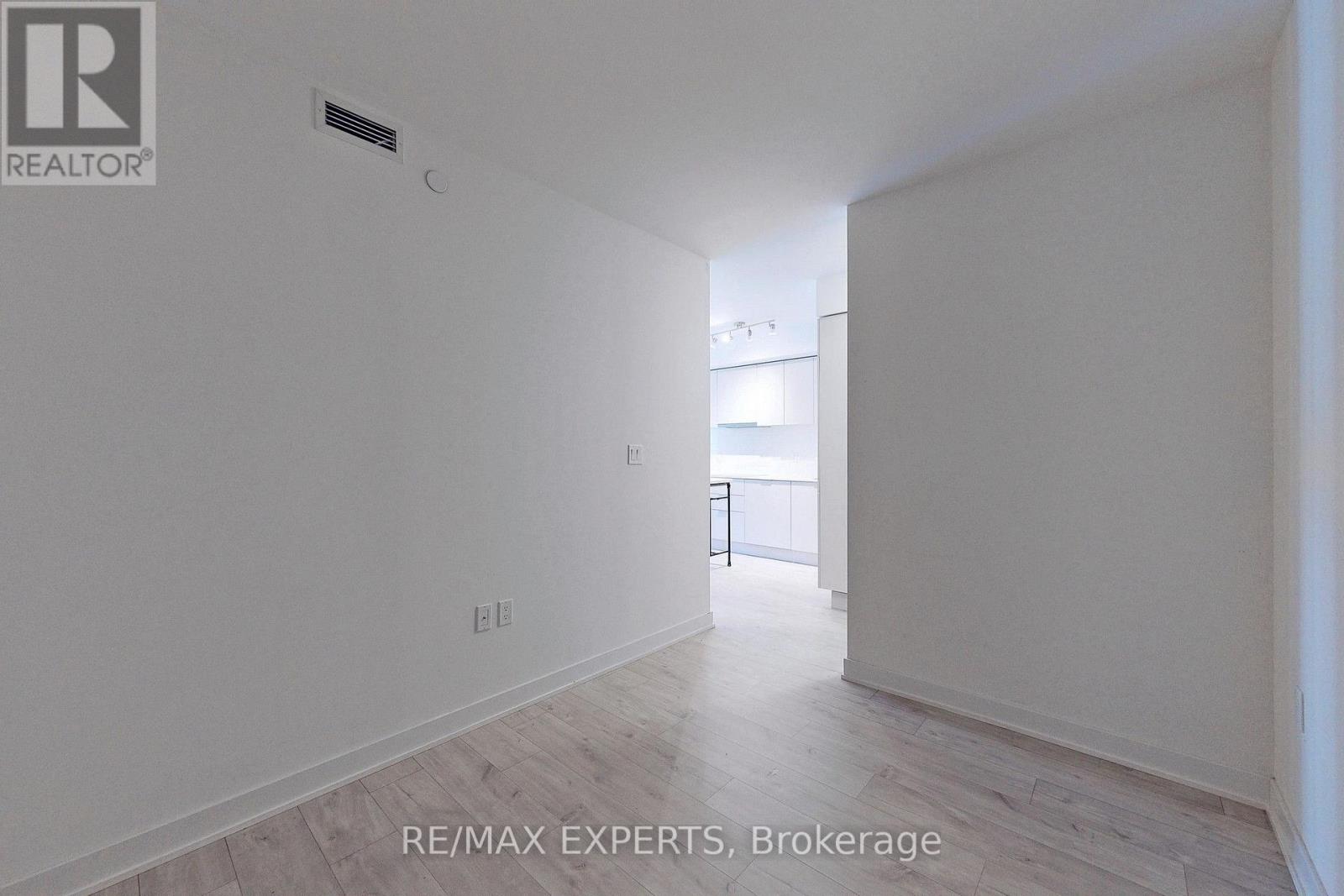 #1114 27 BATHURST STREET - 26