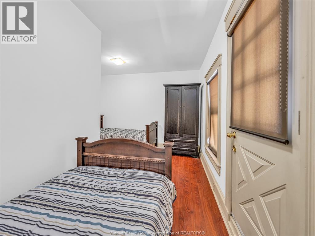 883 MONMOUTH - 40