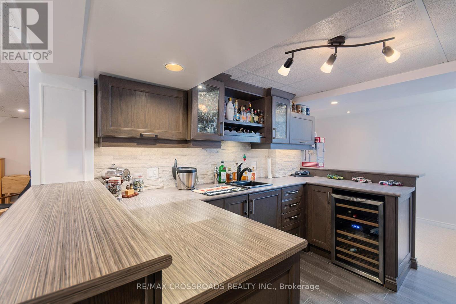 7 DINGLEY COURT - 32