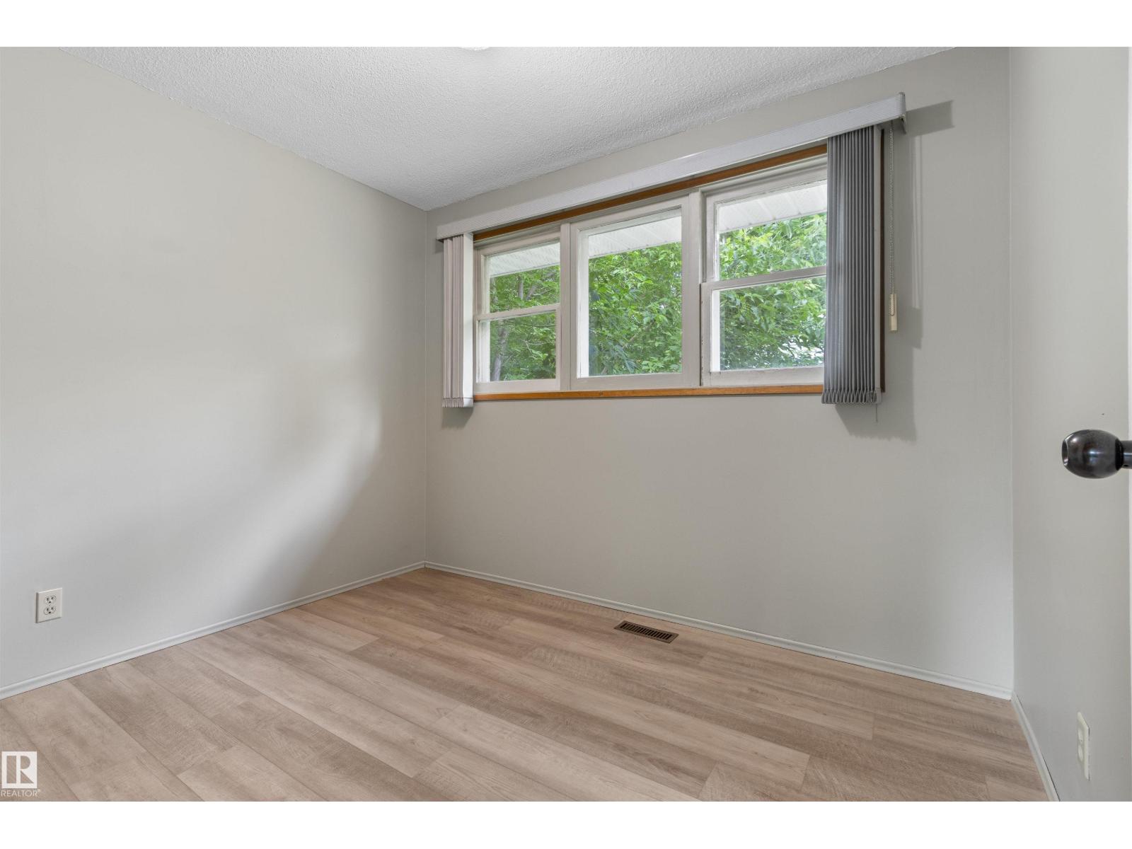 5013 46 ST - 13