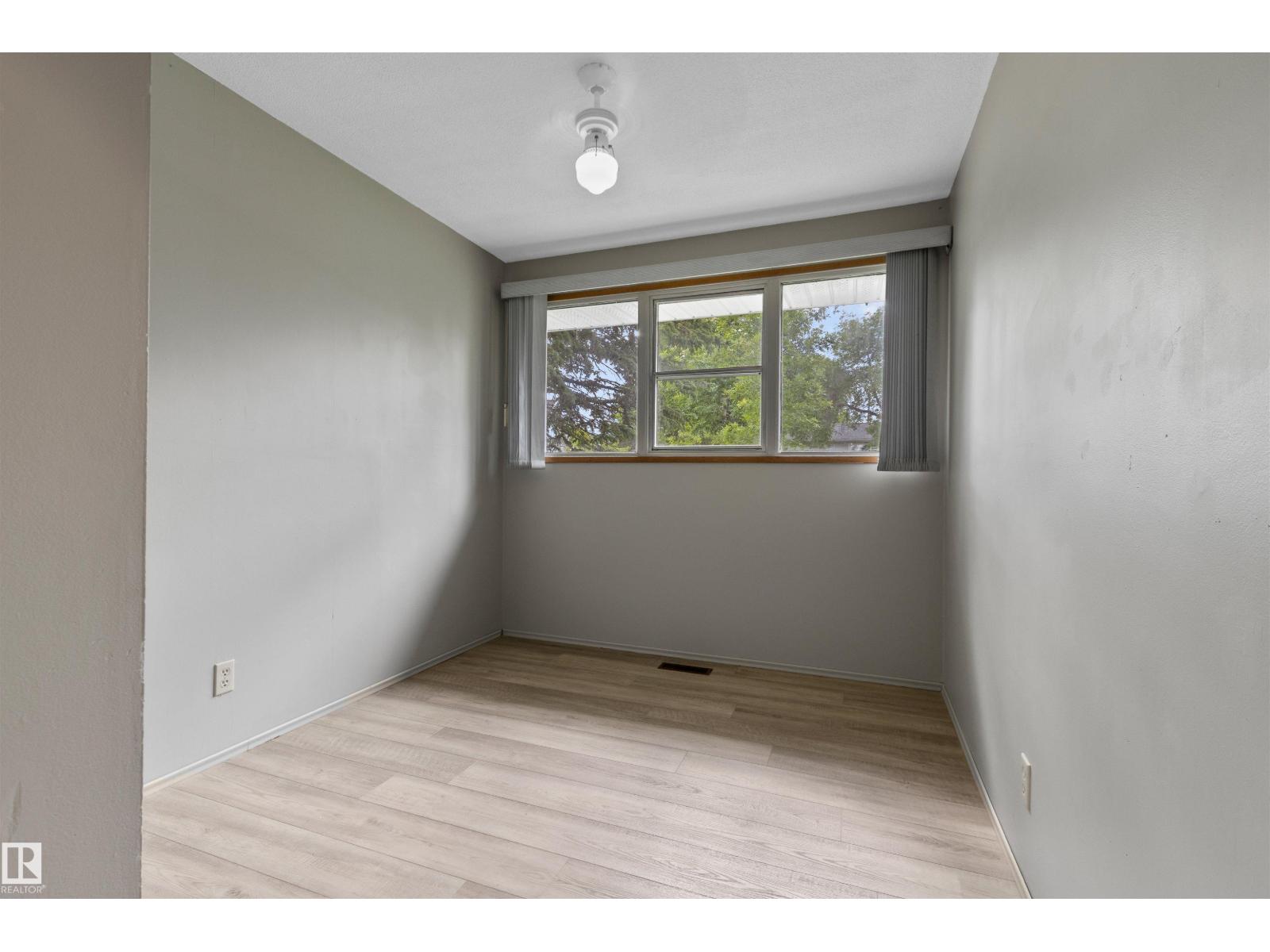 5013 46 ST - 16