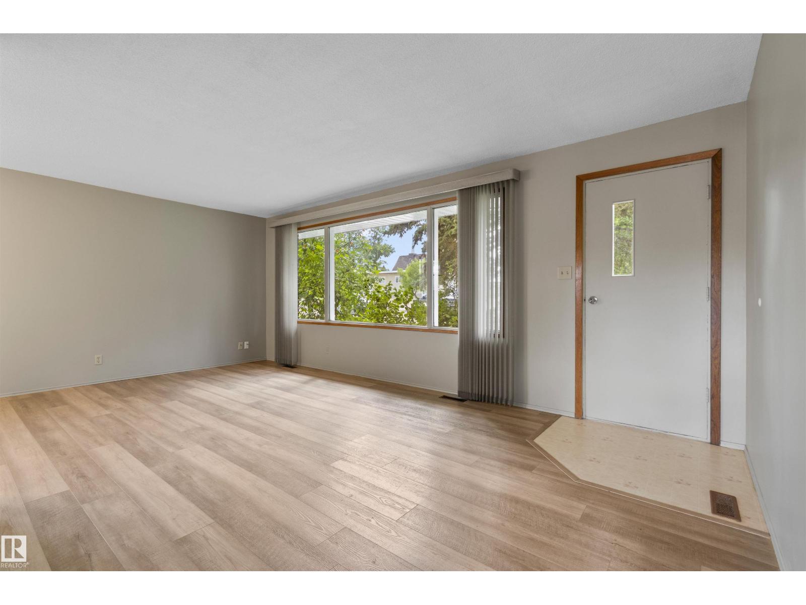 5013 46 ST - 7