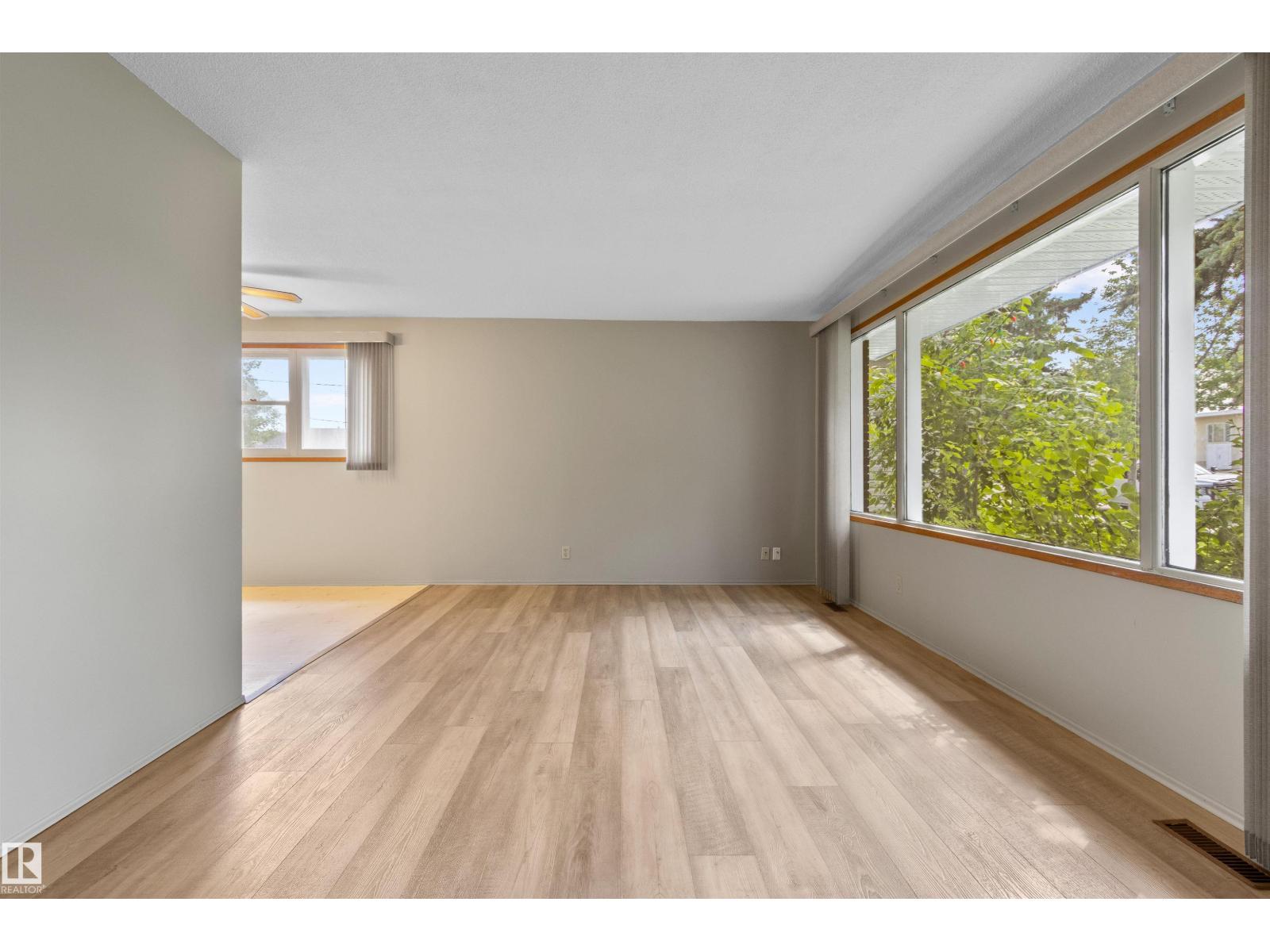 5013 46 ST - 8