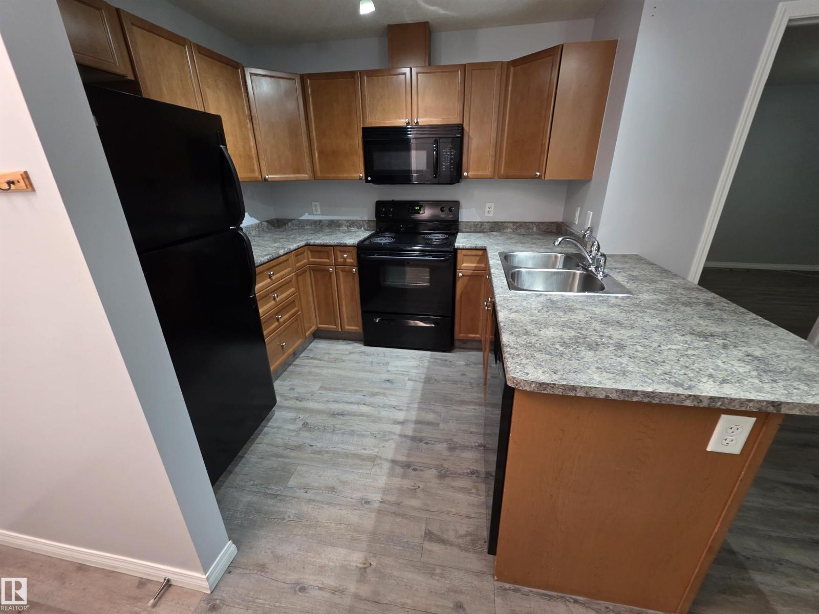 #106 4903 47 AV - 2