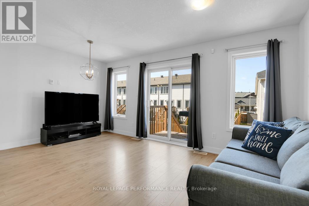 30 WHITCOMB CRESCENT - 6