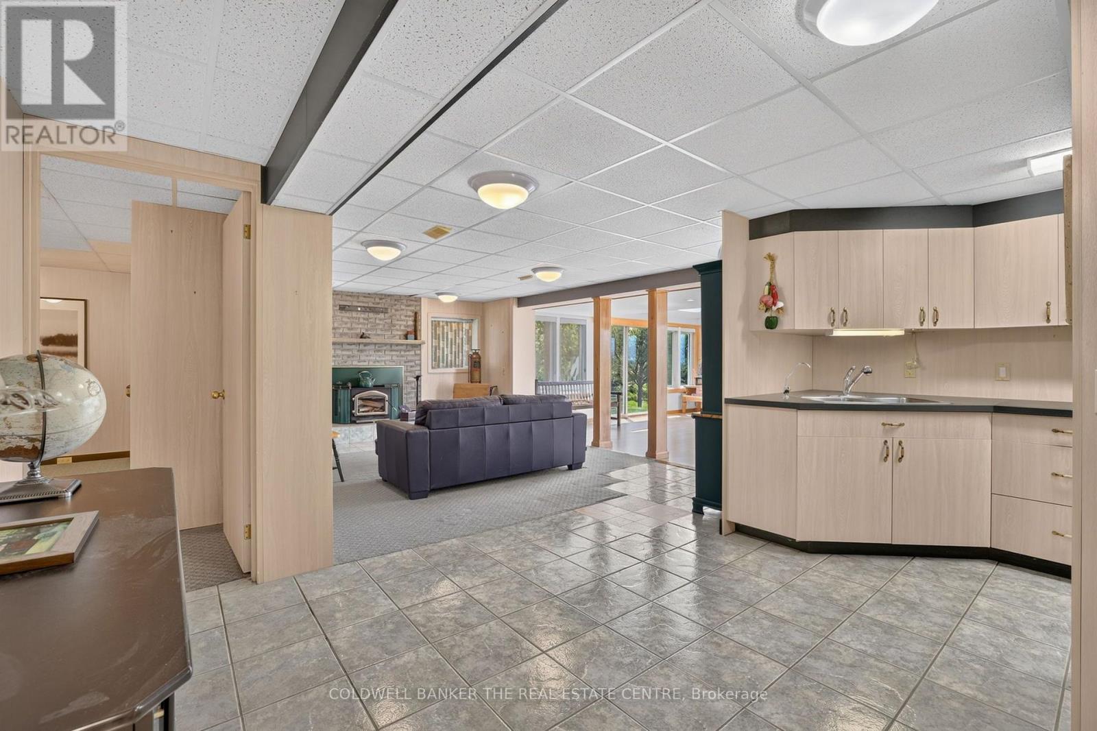 16 HI VIEW DRIVE - 22