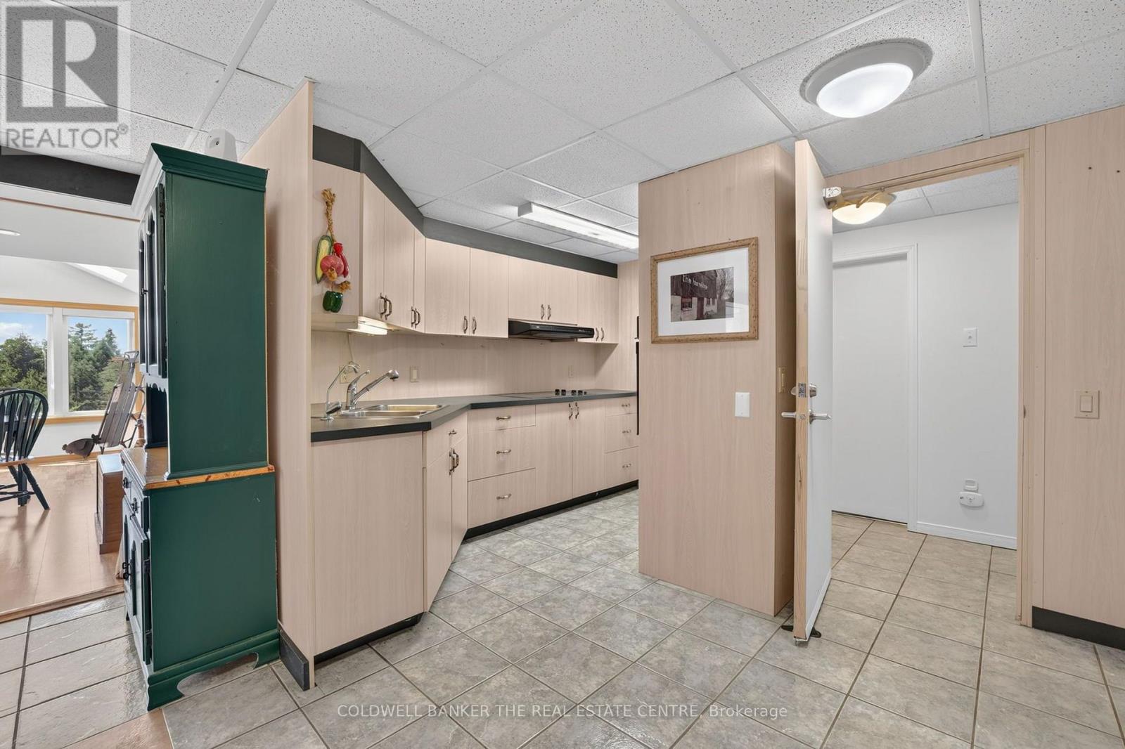 16 HI VIEW DRIVE - 23