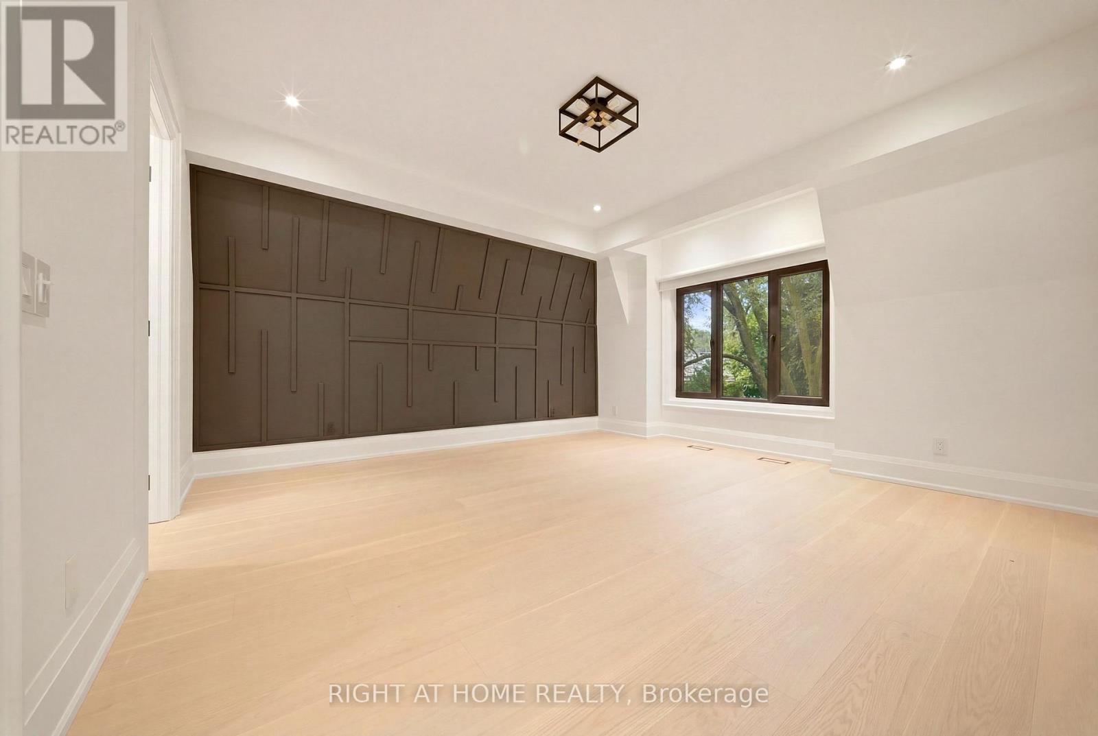 28 PINE AVENUE - 32