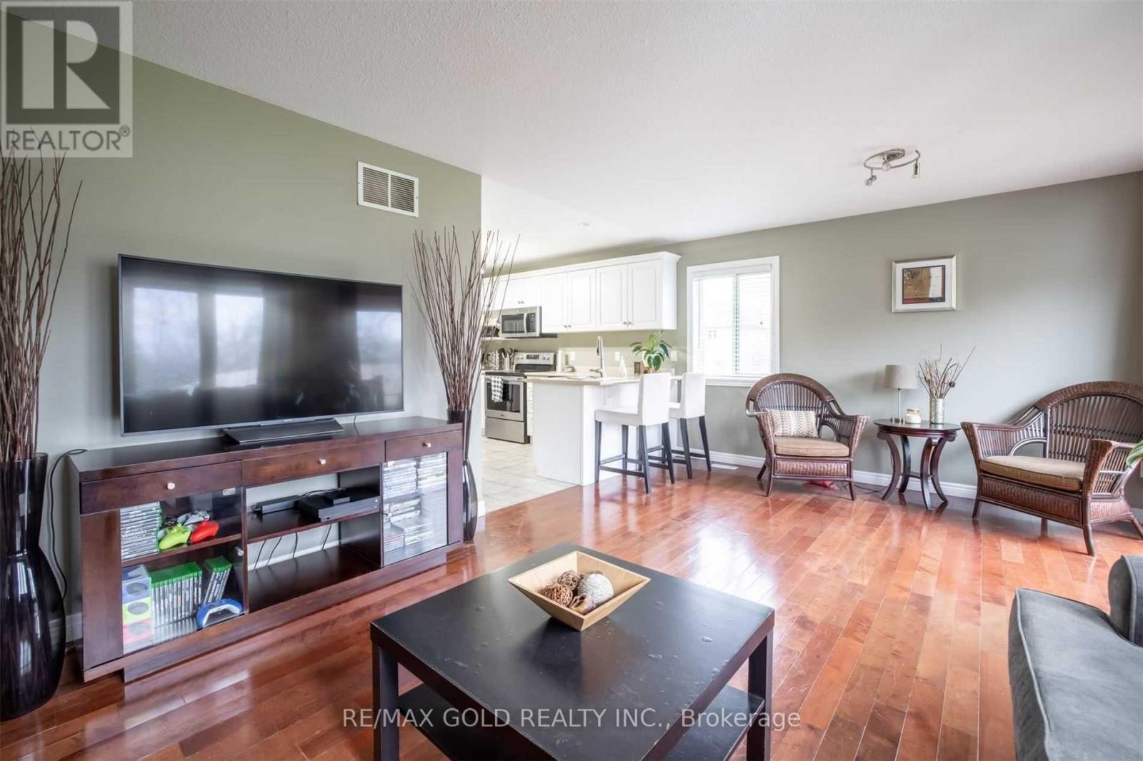 11 ROSE AVENUE - 16