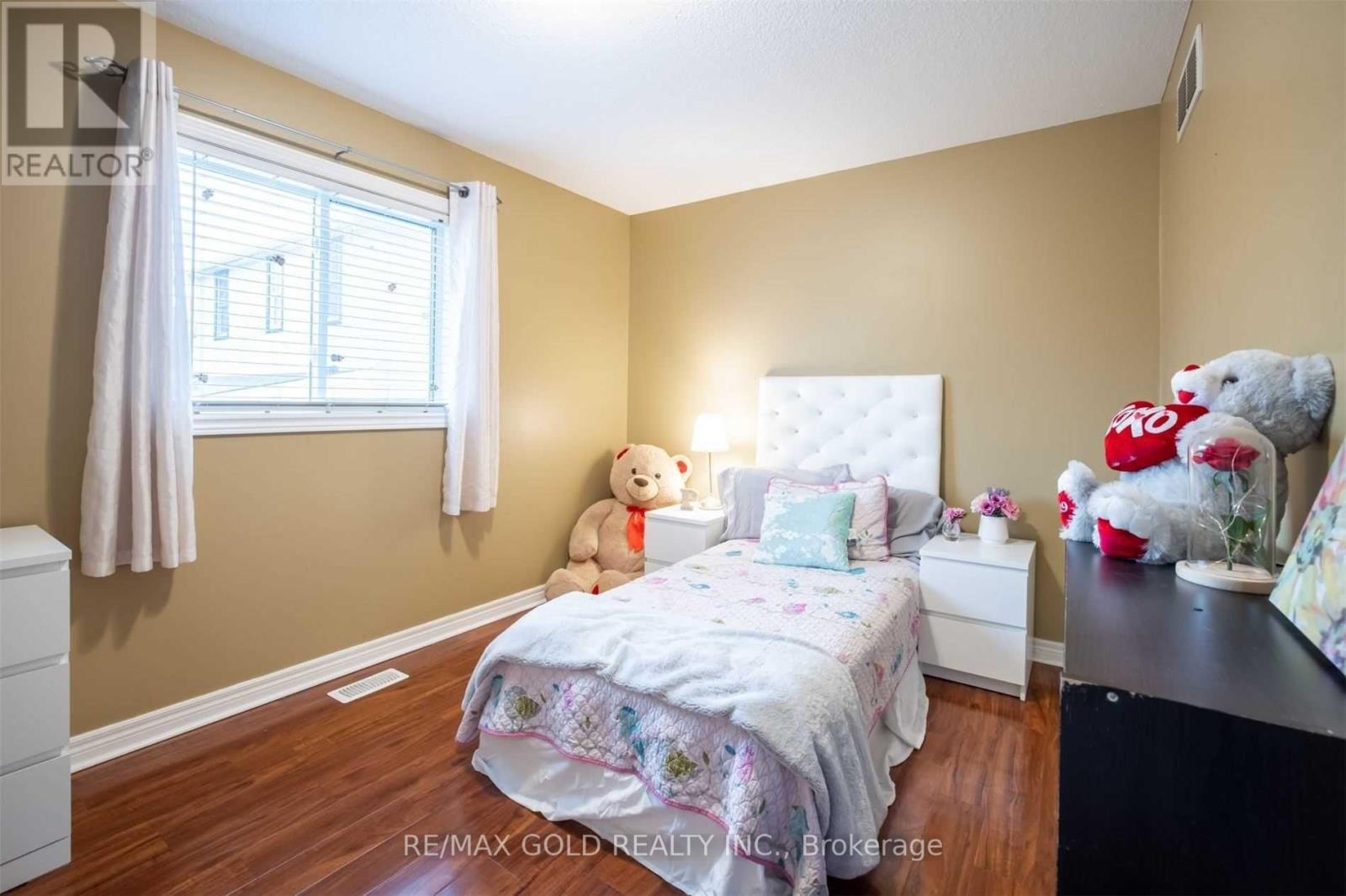 11 ROSE AVENUE - 17