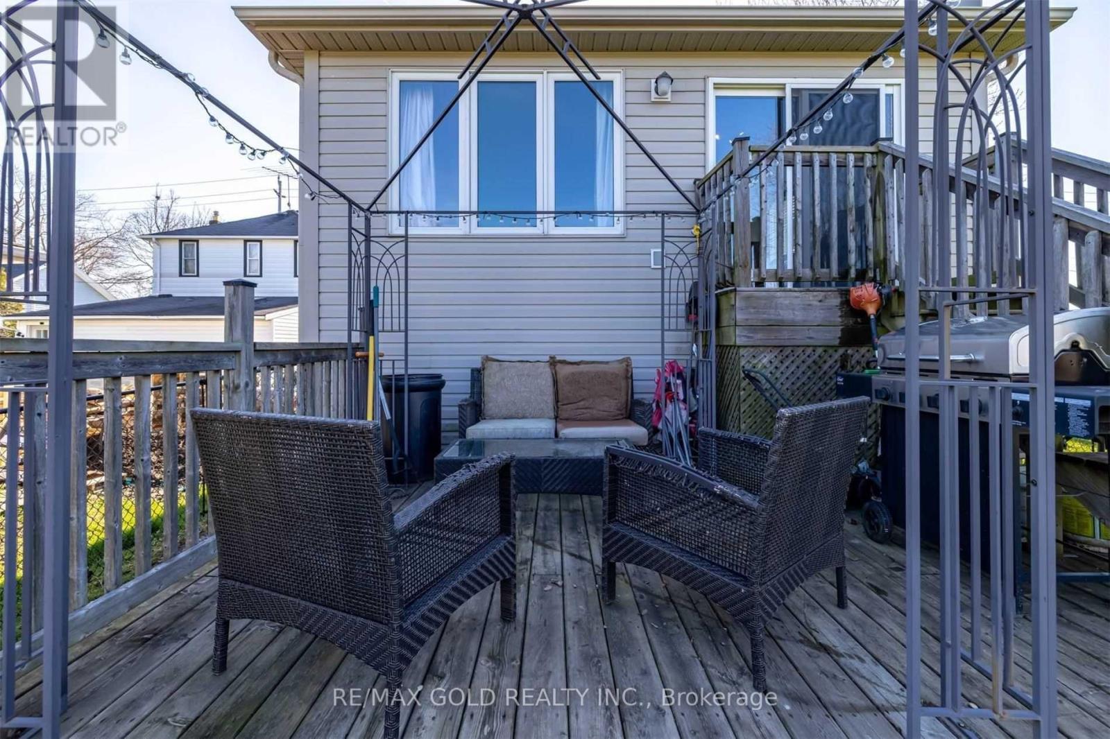 11 ROSE AVENUE - 34