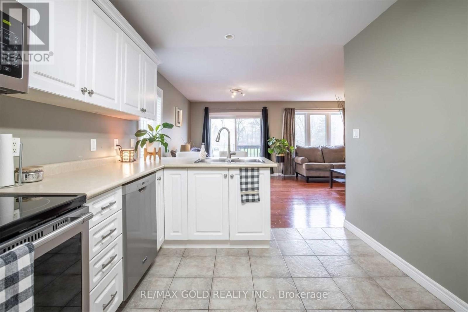 11 ROSE AVENUE - 4