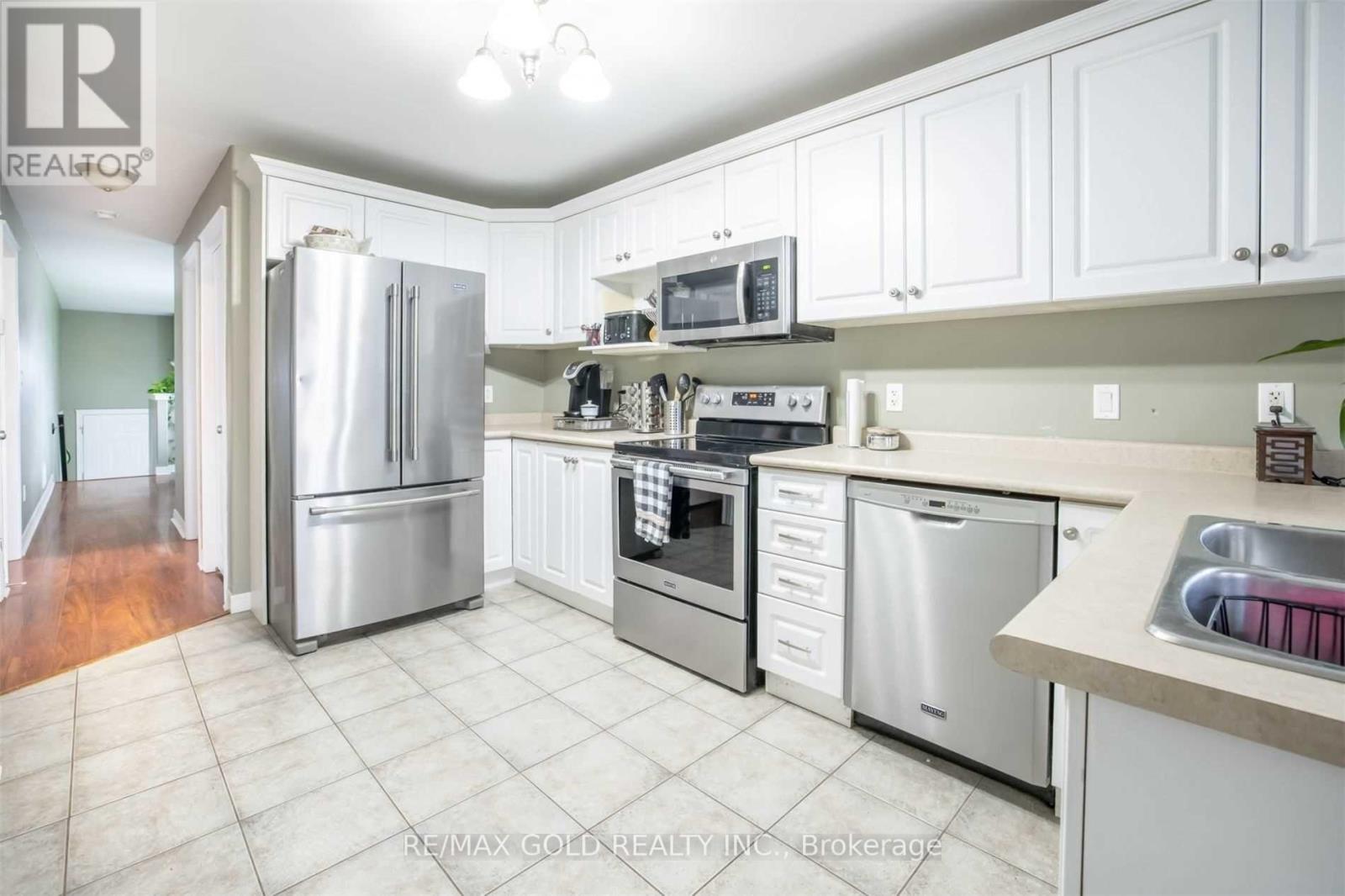 11 ROSE AVENUE - 7