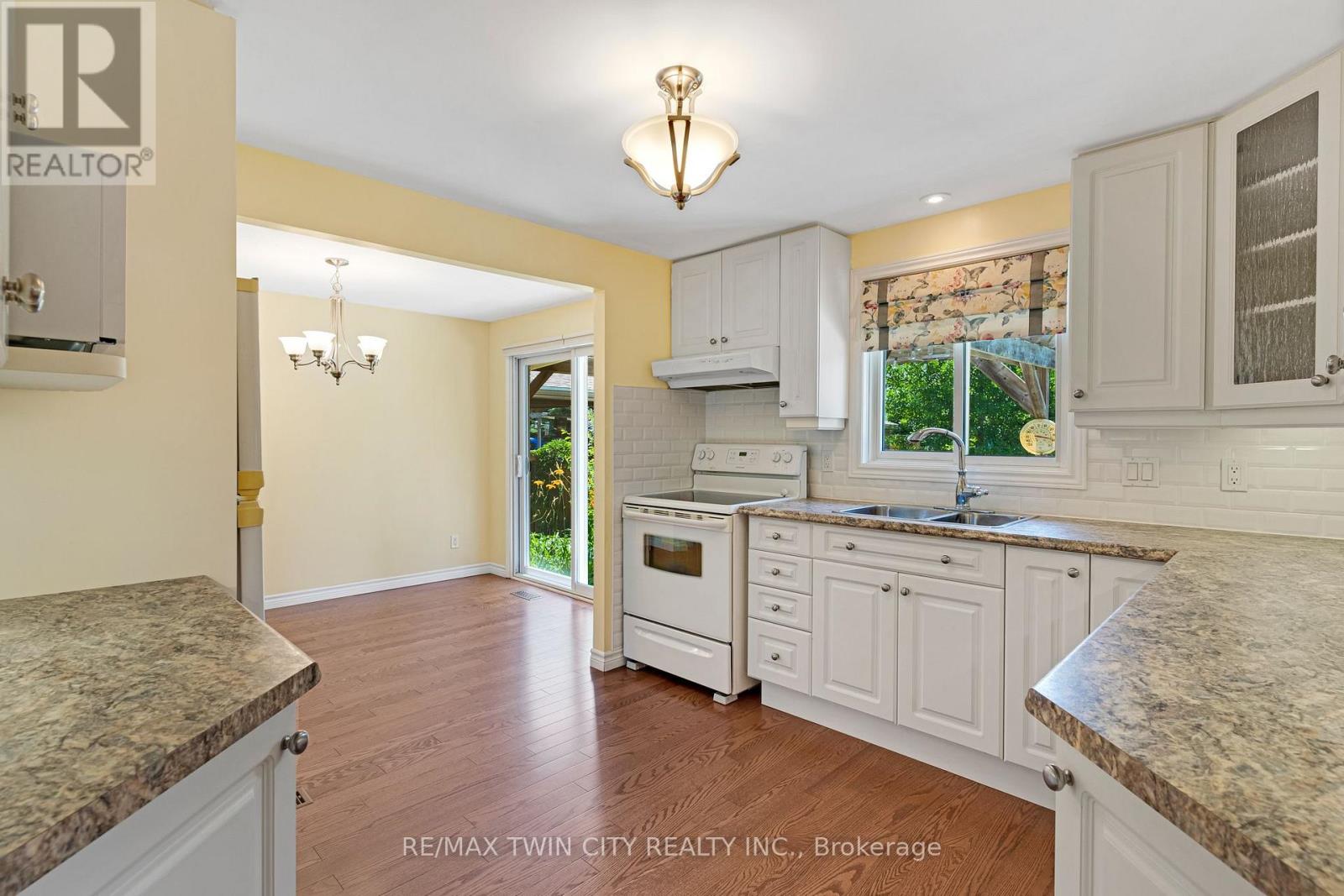 15 LEWIS CRESCENT - 10