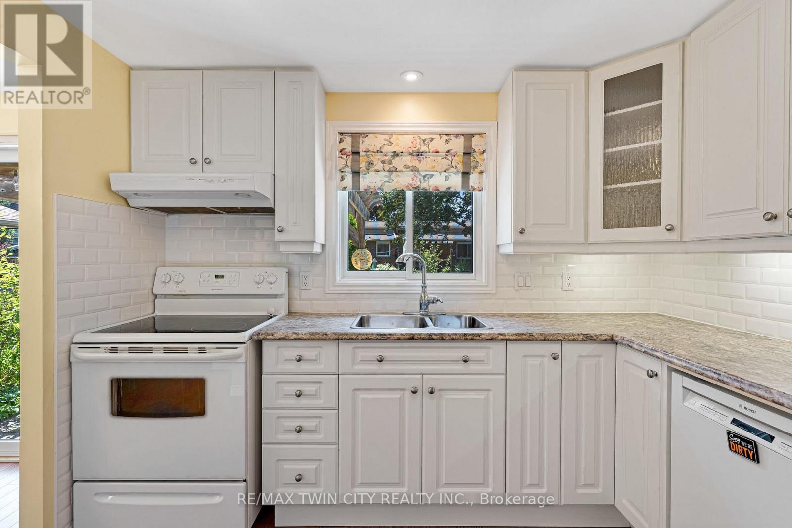 15 LEWIS CRESCENT - 11