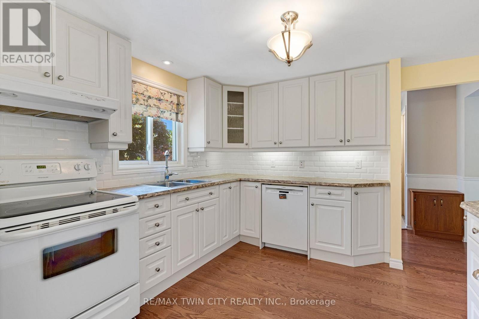 15 LEWIS CRESCENT - 12
