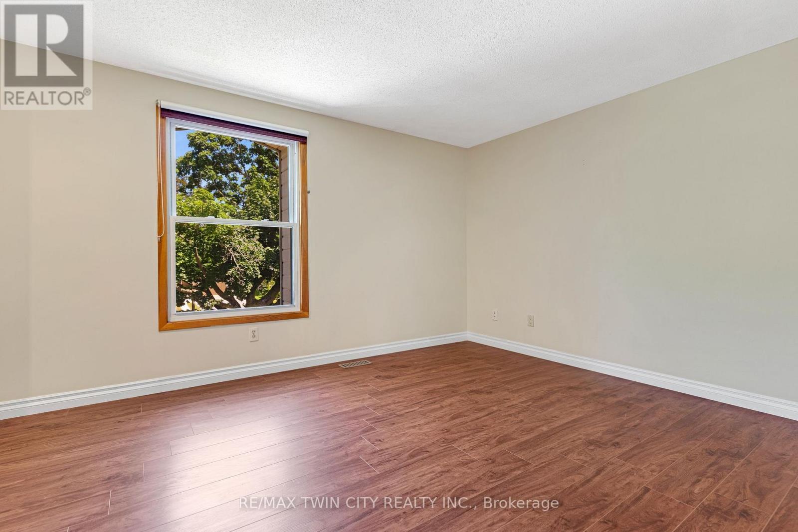 15 LEWIS CRESCENT - 24