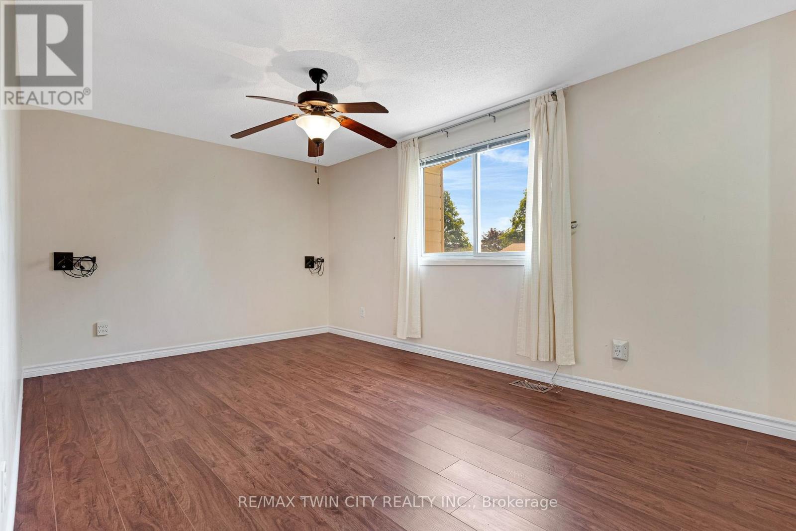 15 LEWIS CRESCENT - 27