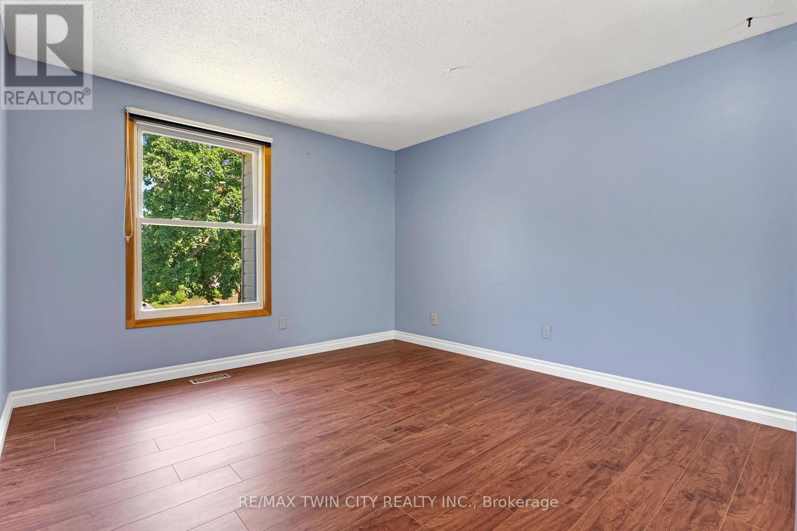 15 LEWIS CRESCENT - 28