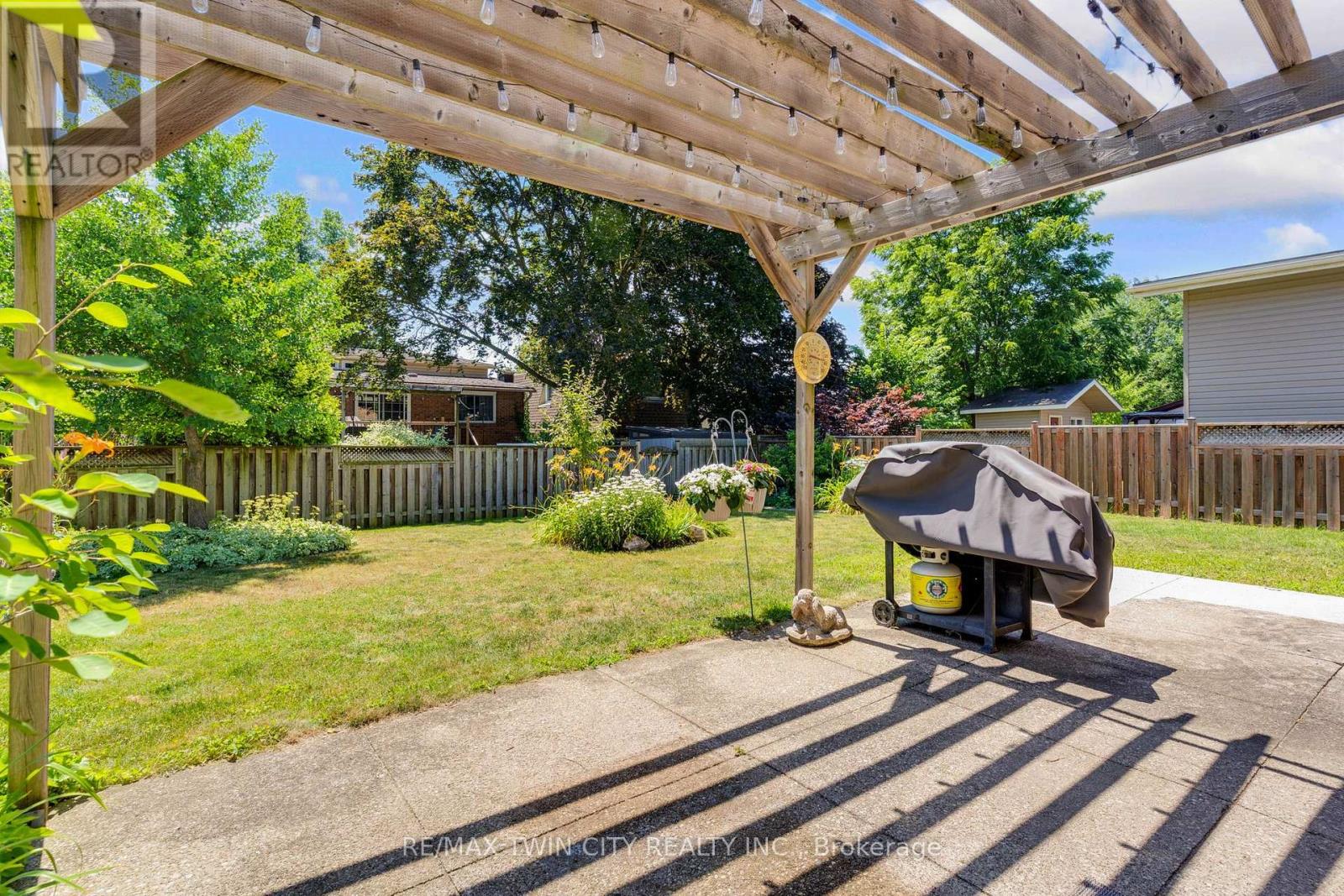 15 LEWIS CRESCENT - 35