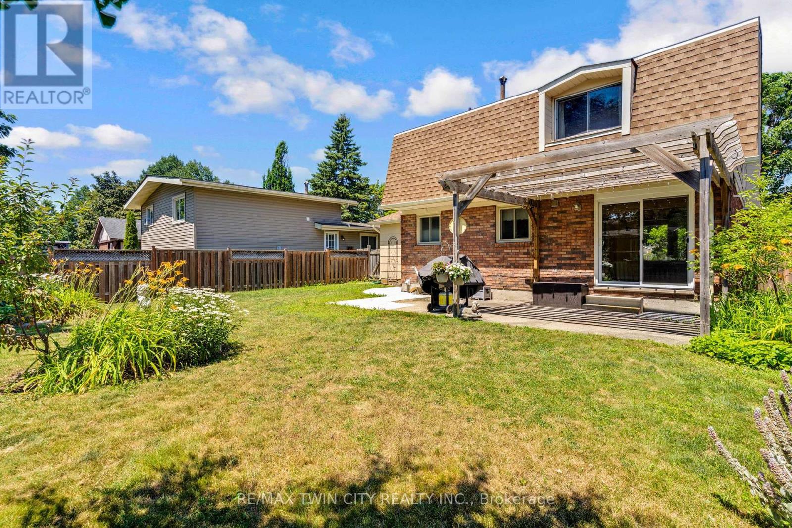 15 LEWIS CRESCENT - 37