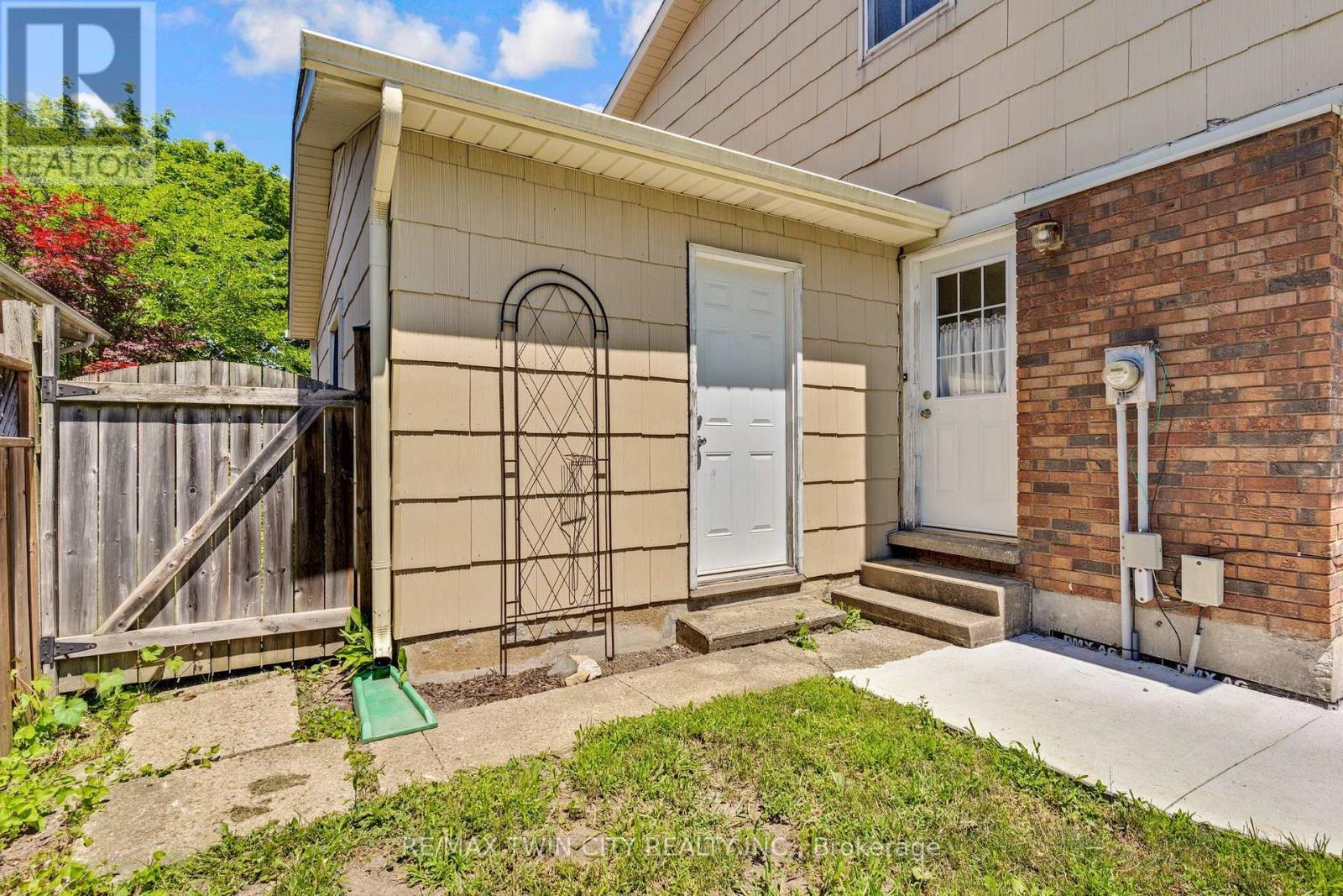 15 LEWIS CRESCENT - 42