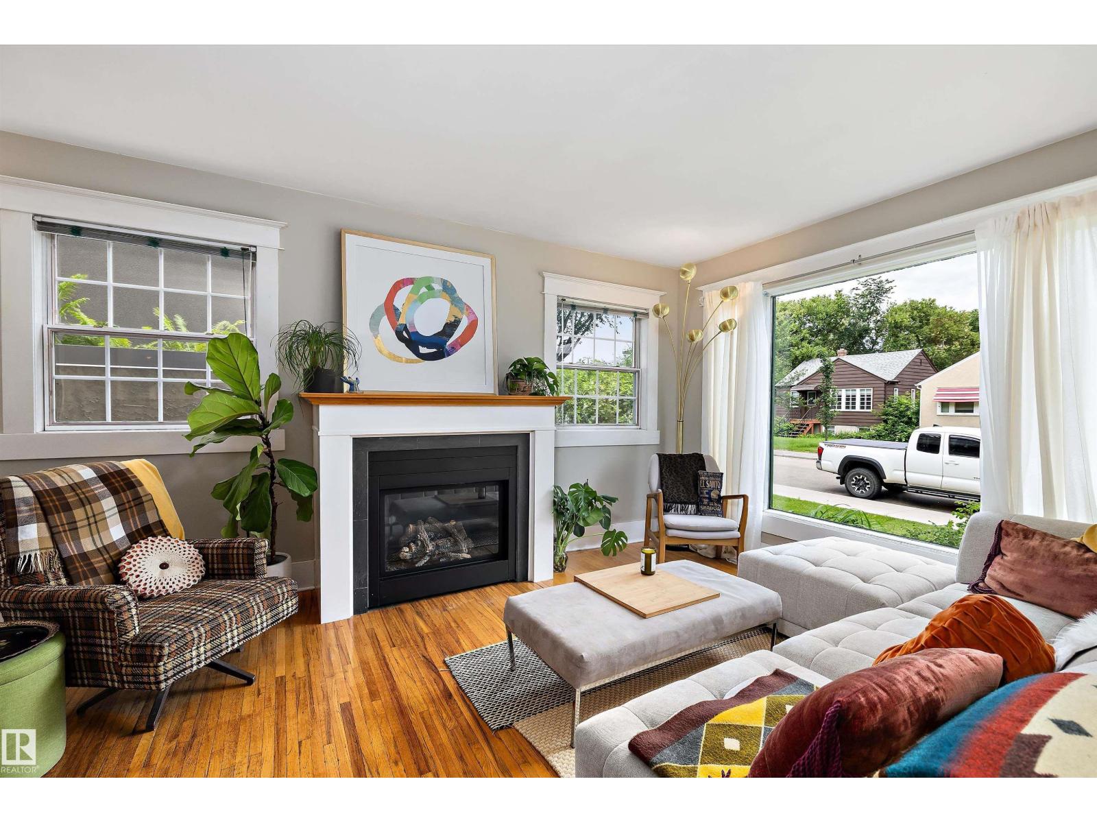 9851 86 AV NW - 10