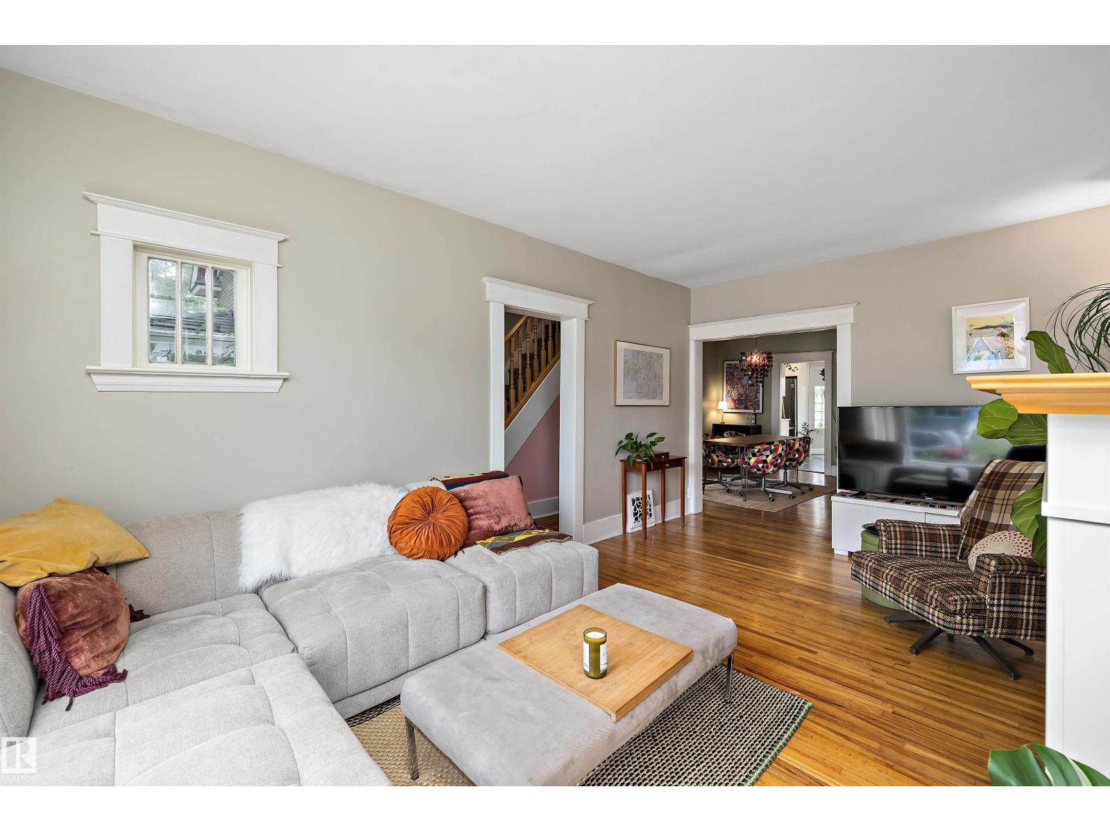 9851 86 AV NW - 11